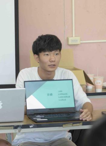 田春廷 - 當高中生營隊的講者介紹大學