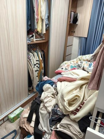 劉秀萍 - 這是臥室,也是塞滿瞭衣服,要全部進櫃子,得要做篩選,只留想要穿的,篩選是件痛苦的事情,但是一旦開始做就會勾起你的歷歷往事,趁著回憶還新鮮,就讓它去該去的地方吧!!!