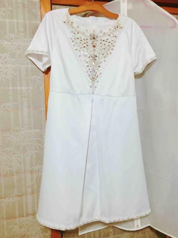 MaeVerland Hatter - 洋裝訂製，含前片、袖口、下擺手工珠繡裝飾。