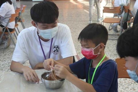 田春廷 - 參加志工性服務社團帶國中小學生