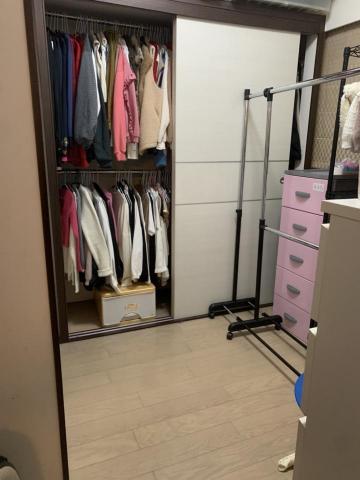 劉秀萍 - 將客戶凌亂的地方改變成整齊乾淨的環境,客戶看瞭很開心,覺得我們是魔法師,就是要斷捨離,只留想要的,只想穿的,這樣衣服也很好找,通常掛式方法是最常客戶使用處理衣服的方法.也謝謝客戶的配合,才有這麼差異的改變.