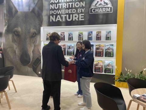 吳其珈 - 和國外客戶洽談