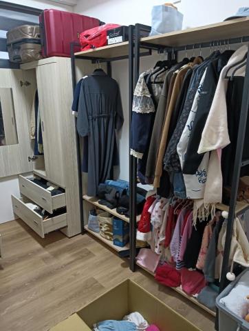 劉秀萍 - 有耳目一新的感覺吧!!!分門別類,依照類別和長短,讓客戶好拿取,該折的都進衣櫥裡了!!改變就是現在!!!