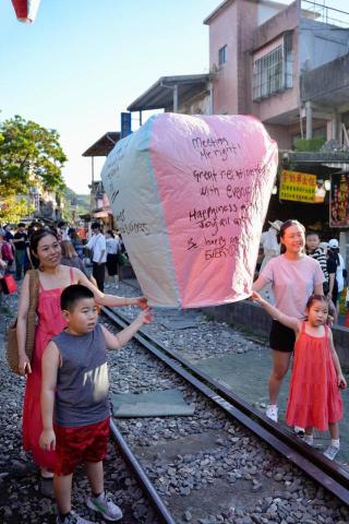台灣包車旅遊 機場接送 - 