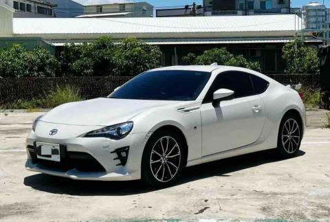 台南二手車買賣 - 2017年 TOYOTA 86 2.0 自排

一手車 原廠保養 全車原鈑件 
里程保證 實跑10萬公里

重點配備✅
?摸門解鎖
?免鑰匙啟動
?雙區恆溫空調
?方向盤快控鍵
?換檔撥片
?駕駛座/副駕駛座電熱椅
?定速巡航
?尋跡防滑
?SPORT/賽道模式
?倒車顯影

車況內外漂亮 無待修 歡迎洽詢 感謝您
提供免費試乘 保證雙方權益
國產.外匯.進口代客尋車
台南實車在庫，歡迎私訊賞車?
優質二手車，誠信買賣
IG:ming_04.04
LINE:agvx00