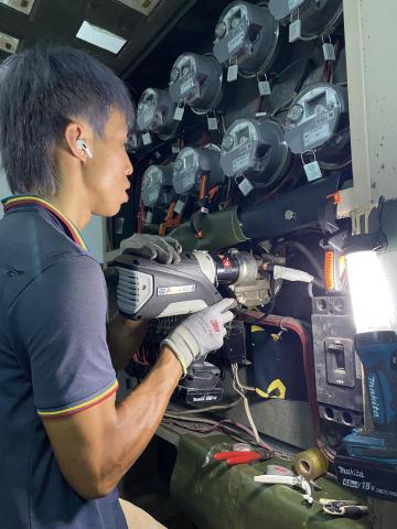 張小瑋 - 錶前線路接線施工