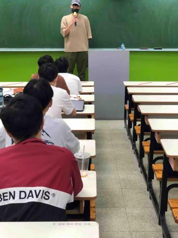 蔡明軒 - 於補習班擔任講師 助教