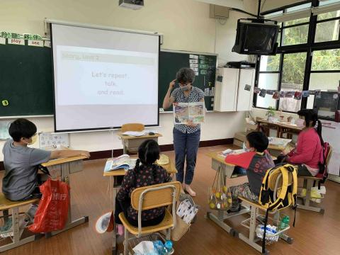 劉欣芳 - 與外師合作的英文課