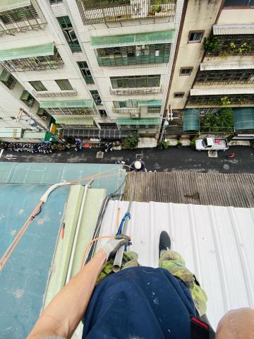 張小瑋 - 外牆配管