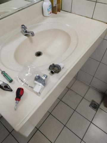 周昆興 - 小便斗電磁閥更換