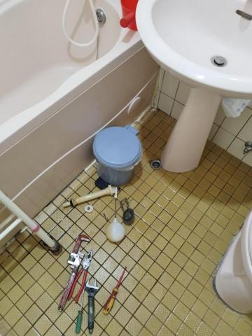 周昆興 - 更換馬桶水箱零件