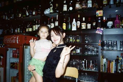 圓一 - 假日化身調酒師，但還是可以跟小朋友打成一片！可以他們分享酒趣事、玩在一起