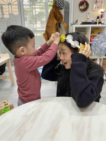 圓一 - 暑假去當陪玩姊姊，弟弟超級可愛給我做了花圈