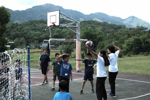 王天予 - 在花蓮東里國小教孩子排球?