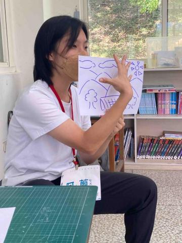 王天予 - 營隊中小組時間，帶孩子用圖畫記錄今日所學