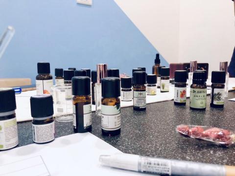 Charmèr鑲媺 - 調香體驗課堂上會接觸到非常多精油
除了帶給你關於精油、精油調香的知識
也建立精油的嗅覺標準