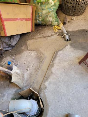 郭韋宏 - 因地層下陷導致排水幹管洩水坡度改變而無法排水
每次下雨必定淹水
經檢查後得知水停滯位置
與客戶討論後立即施工將地面打開
排水幹管水停滯處截斷改成三通並將水引至旁邊的抽水井
施工後再無淹水