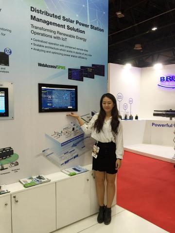 亭潔Chen - 代表研華科技參與WETEX 杜拜國際水資源、電力、能源科技及環保展 ，負責用英語做產品demo介紹和會議