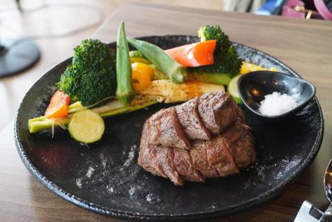 艾蛙聯合行銷有限公司 - 我們這一家來到「LEE&rsquo;S Dream 餐酒館」，度過了一個愉快的家庭日聚餐。我的工程師老公特別喜愛他們家的台酒花雕雞義大利麵，一口接一口，吃得津津有味，完全是吃得意猶未盡的模樣！兒子最愛的是油封胭脂鴨腿燉飯，這道菜香氣濃郁，鴨腿的肉質嫩滑多汁，每一口都是滿滿的美味。

我們點了綜合莓果漂浮氣泡飲，是清爽解渴的最佳選擇，酸甜的口感讓人舒暢！
https://alwa1919.pixnet.net/