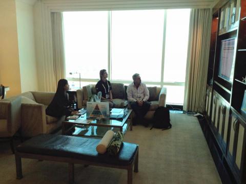 亭潔Chen - CES(美國最大國際消費性電子展)- 與客戶英語商務會議