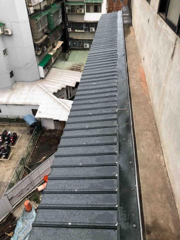 李晟銓 - 石棉雨遮更換不銹鋼烤漆浪板施工完成