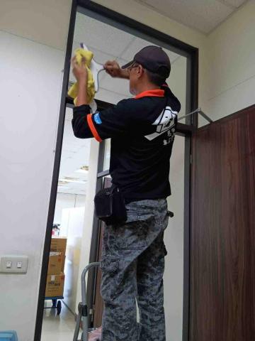 慈恩專業清潔 - 慈恩專業清潔

今日工作項目：
辦公室駐點清潔+玻璃清潔
?服務地區：?高雄

✅服務項目：
1️⃣居家清潔（長期定點清潔）
2️⃣分租清潔
3️⃣退租清潔
4️⃣交屋清潔
5️⃣空屋清潔
6️⃣重點區域清潔（如：廚房 浴室 臥室）
7️⃣大樓清洗水塔以及公寓清洗水塔
8️⃣水塔清洗
9️⃣浴室洗除垢清洗
?廚房油汙清洗
1️⃣1️⃣水冷空调水塔清潔
1️⃣2️⃣5~15灑水車出租、工程用水、
園藝澆花、道路清洗、抑制揚塵、自來水運送
1️⃣3️⃣消毒除蟲
1️⃣4️⃣清運清潔
1️⃣5️⃣ 窗型及分離式