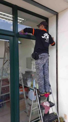 慈恩專業清潔 - 慈恩專業清潔

今日工作項目：
辦公室駐點清潔+玻璃清潔
?服務地區：?高雄

✅服務項目：
1️⃣居家清潔（長期定點清潔）
2️⃣分租清潔
3️⃣退租清潔
4️⃣交屋清潔
5️⃣空屋清潔
6️⃣重點區域清潔（如：廚房 浴室 臥室）
7️⃣大樓清洗水塔以及公寓清洗水塔
8️⃣水塔清洗
9️⃣浴室洗除垢清洗
?廚房油汙清洗
1️⃣1️⃣水冷空调水塔清潔
1️⃣2️⃣5~15灑水車出租、工程用水、
園藝澆花、道路清洗、抑制揚塵、自來水運送
1️⃣3️⃣消毒除蟲
1️⃣4️⃣清運清潔
1️⃣5️⃣ 窗型及分離式