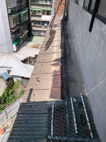 李晟銓 - 石棉雨遮更換不銹鋼烤漆浪板施工前