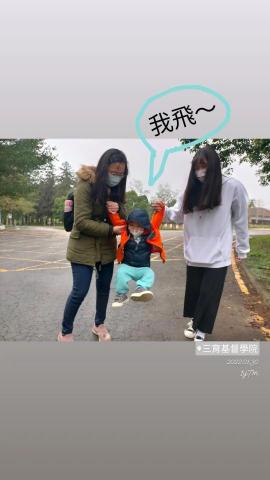 莊濰瑄 - 與鄰居家一起出去玩，小孩很開心(1y半)，我們也高興。