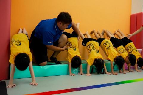 樂童體操聯盟 南京復興聯盟 - Level 3 基礎體操班(一) (4.6~6歲)
依照年齡和身體素質，規劃更細緻明確的分班，能顧及孩子不同的需求與發展。
孩子肌力發展逐漸成熟，透過動作難度增加，提升動作技能、體能與培養勇於面對挑戰的精神，從中建立自信心，培養運動興趣。