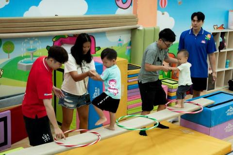 樂童體操聯盟 南京復興聯盟 - Level 1 親子互動班 (2~2.5歲)  *需大人陪同
兩歲左右的孩子在肢體探索期，喜歡上上下下、跑跑跳跳；課程設計採用環式體能訓練，藉由器材組合變化呈現高底起伏、攀爬、跳躍、跨障礙物等挑戰，達到肢體發展、前庭刺激、平衡感與專注力的訓練。
教學過程中，能增進親子關係，也能讓孩子提早接觸團體活動。