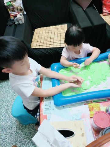 莊濰瑄 - 與堂弟妹一起玩黏土(堂弟4y,堂妹2y)，培養感情，弟弟妹妹們都很開心。