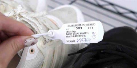 YAS鞋類洗護中心-蘆洲徐匯店 - 接到許多相同鞋款，不用擔心搞混，每雙鞋都有專屬吊牌?