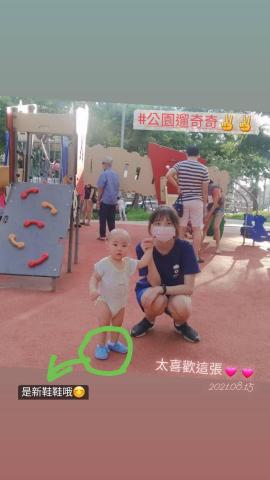 莊濰瑄 - 帶鄰居家1y的孩子到公園玩，陪他練習走路。