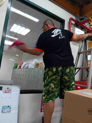 慈恩專業清潔 - 慈恩專業清潔

今日工作項目：
辦公室駐點清潔+玻璃清潔
?服務地區：?高雄

✅服務項目：
1️⃣居家清潔（長期定點清潔）
2️⃣分租清潔
3️⃣退租清潔
4️⃣交屋清潔
5️⃣空屋清潔
6️⃣重點區域清潔（如：廚房 浴室 臥室）
7️⃣大樓清洗水塔以及公寓清洗水塔
8️⃣水塔清洗
9️⃣浴室洗除垢清洗
?廚房油汙清洗
1️⃣1️⃣水冷空调水塔清潔
1️⃣2️⃣5~15灑水車出租、工程用水、
園藝澆花、道路清洗、抑制揚塵、自來水運送
1️⃣3️⃣消毒除蟲
1️⃣4️⃣清運清潔
1️⃣5️⃣ 窗型及分離式