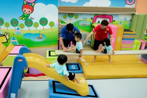 樂童體操聯盟 忠孝新生聯盟 - Level 2 兒童體操班 (3~4.5歲)
此階段的孩童活動量大增，因此在課程上以結合感覺統合及體適能的動作設計為主，藉由體操動作的訓練，幫助孩童提升肌耐力、平衡感、協調性與柔軟度，並從小建立良好的體態。
在教學上融入運動教育的理念，透過規矩的建立等方式，讓孩童運動的同時也在建立好習慣。