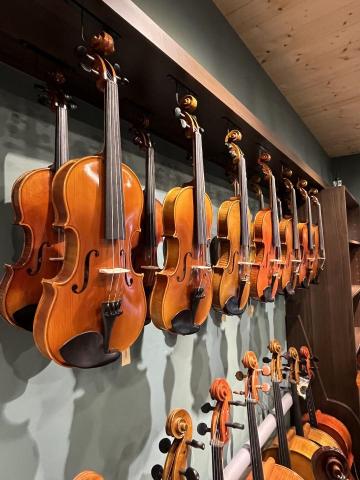 CHEN VIOLINS - 本店備有各種價位的提琴供消費者選購