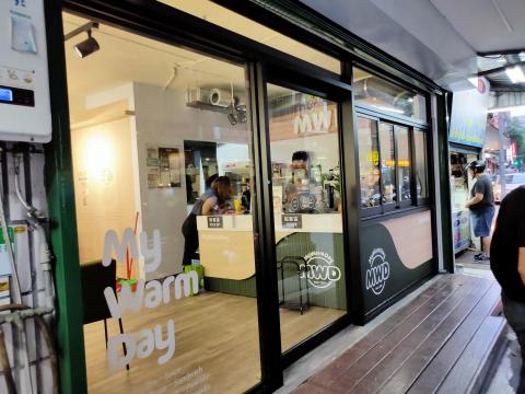 張志誠 - 某知名早餐店的店面，整個店面皆由我們團隊施工、安裝完成。