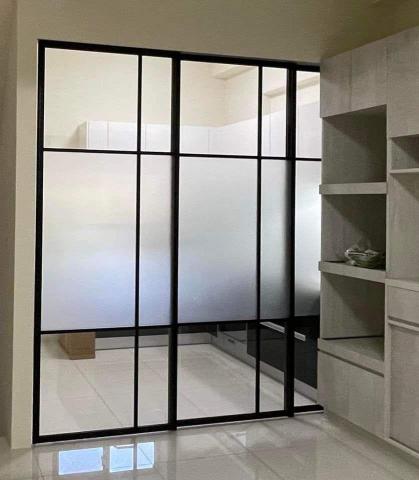 張志誠 - 客戶指定造型的細框門，由我們團隊親手製作安裝，感覺還不錯。