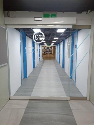 張志誠 - 陽明大學這片門，又大又重，需要4個人抬。
話說，玻璃上的圖案是噴砂雕刻的喔！還不便宜呢！