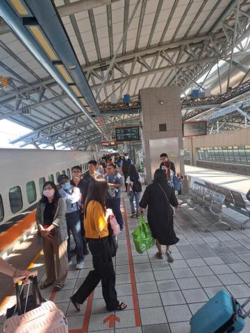 衫衫看護中心 - 看護可陪同病人北上南下陪同就醫或探親