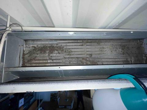 明瑋空調家電工程 - 還未清洗前（營業用吊隱式）