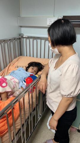 衫衫看護中心 - 看護陪伴孩子住院安撫讓家屬放心