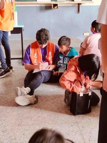 李子興 - 在關卡中幫助小朋友玩遊戲