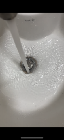 李俊逸 - 水管清洗乾淨流出的水