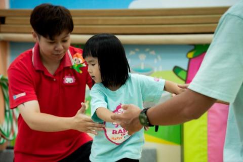 樂童體操聯盟 忠孝新生聯盟 - Level 1.5 親子發展班 (2.6~3歲)  *需大人陪同
孩子三歲前，各種知覺與大小肌肉都在逐漸發展；課程設計是以前庭平衡覺的開發及結合平衡的連續跳躍力為主，透過動作學習，奠定未來基礎。
透過家長陪伴和教練指令練習，幫助慢慢學習獨立上課的能力。