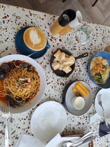 衫衫看護中心 - 擅溝通看護能陪伴用餐聊天致人心情愉悅