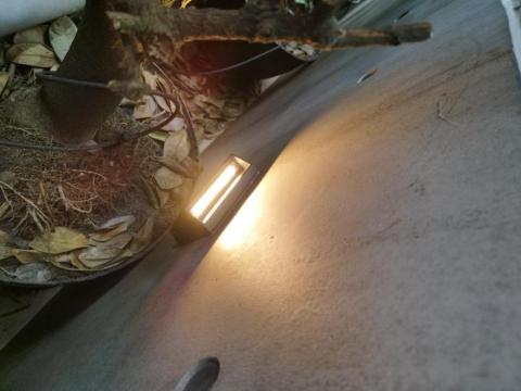 周昆興 - 空中花園壁燈更換