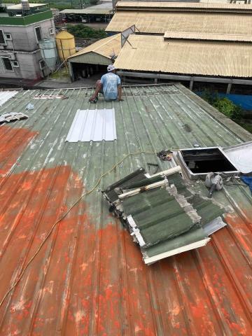 釧灃工程行 - 前施工單位 做法錯誤，導致漏水不斷，我們進行從新處理斷水，尾端加蓋新板