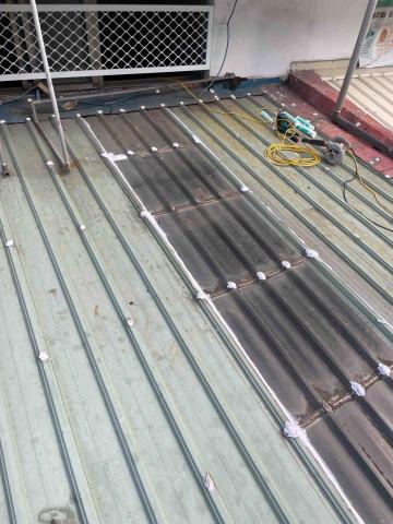 釧灃工程行 - 採光板退化漏水⋯⋯補膠 釘位上膠